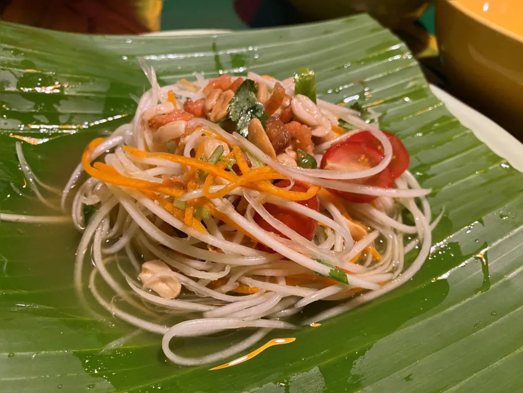 Salada de papaya verde com camaões secos e outros ingredientes: delícia da cozinha tailandesa
