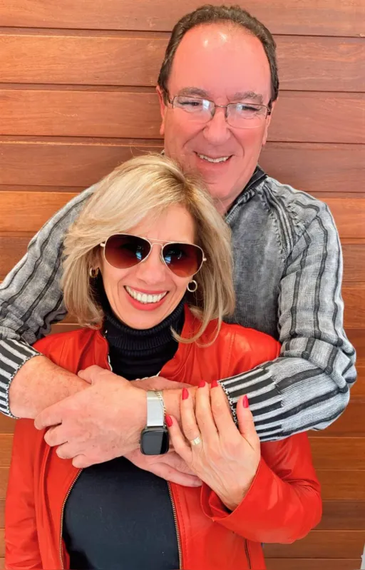 O casal anfitrião Carlos Ayres e Márcia Martinez