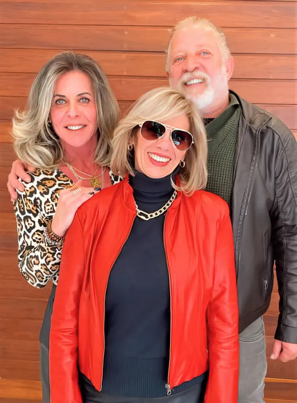 Giane El Haouli e Osvaldo Calixto com a aniversariante
