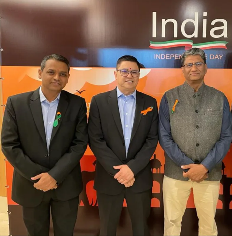 Tushak Parik (CEO da Tata no Brasil), embaixador Suresh Reddy e Sergio Tanaka (coordenador de Computação da UniFil) em evento de homenagem à independência da Índia