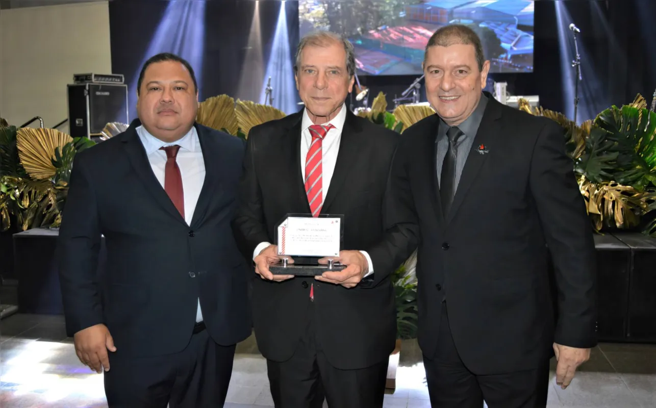 O vice-comodoro Ricardo Alves, o presidente da Unimed, Celso Fernandes Junior, e o comodoro do Iate Carlos Castilho.