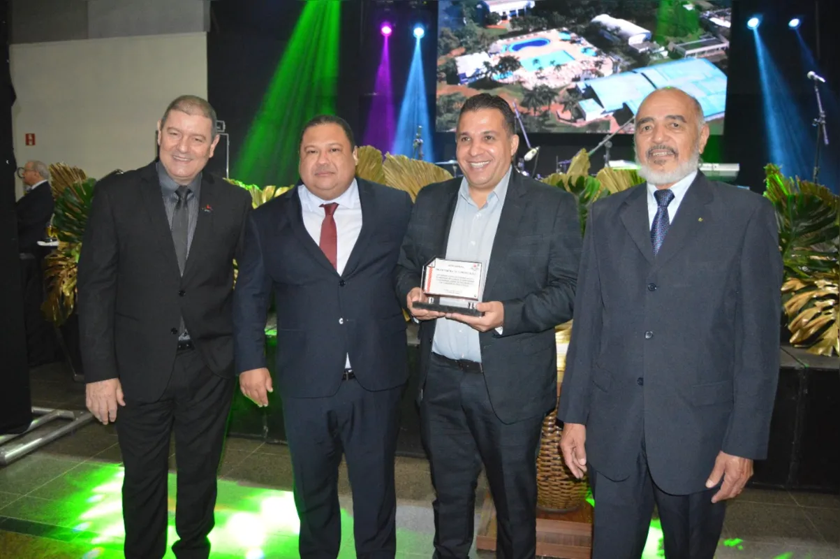 Cid Ribeiro, da TV Tarobá, recebe o Mérito Imprensa, do comodoro Castilho, de Ricardo Alves e Joelito Lopes