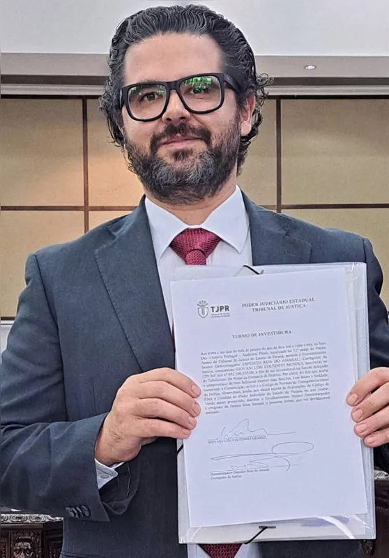Na foto, Giovani Losi Coutinho Mendes recebe o termo de investidura como titular do Tabelionato de Peabiru.