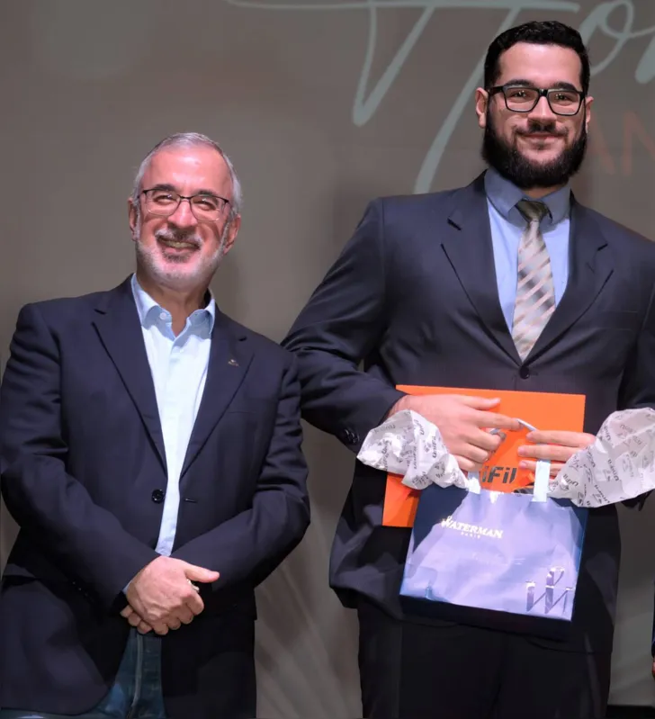 Professor Osmar Vieira, coordenador de Direito, com Marlon Fernandes Barbosa que alcançou nota 95