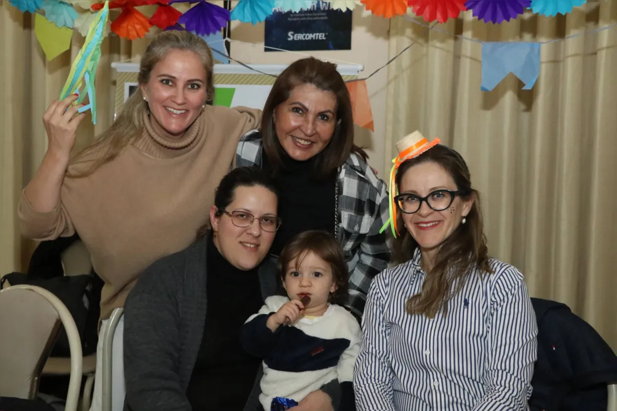 Priscila Scandelae e Tiana Stuber (em pé) e Lindsey Valelongo  com o garoto Theo e Patrícia Scandelae (sentados)