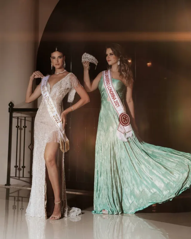 A bonita Juliana Hirle é a Miss Universe Londrina 2022 e representará a cidade no Miss Universe Paraná no mês de  março, em Umuarama. Na foto de Miguel Rodrigues , ela recebe a coroa de Stefanie Zanon, Miss Universe Londrina 2021. A coordenadora é Mayara Beraldo e a mentora Glacimeire Cardoso. Na organização está a GC Produções. Juliana veste Versa Brand e Stefanie veste Mells Boutique
