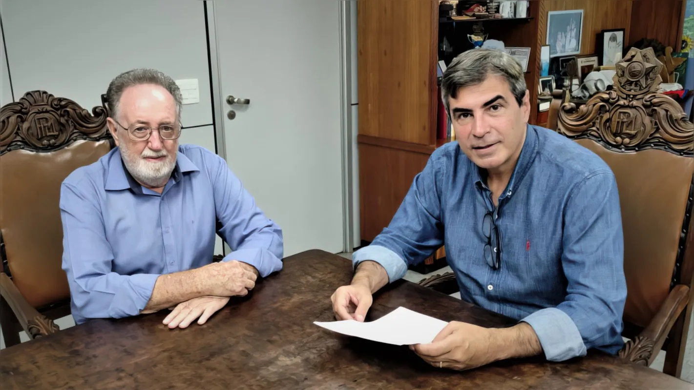 O deputado estadual Tercilio Turini e o prefeito Marcelo Belinati conversaram dias atrás sobre obras e ações para Londrina. A ideia é levar propostas da comunidade ao governador Ratinho Junior e reivindicar a liberação de recursos pelo governo do Estado. "O importante é ter os projetos, facilita muito para conseguir o repasse de dinheiro. O prefeito vai avaliar com sua equipe", diz o deputado. Turini entregou cópia do requerimento protocolado na Assembleia Legislativa, juntamente com outros deputados, pedindo a inclusão de distritos e patrimônios rurais no programa estadual de asfaltamento de ruas. "O governo lançou uma ação para pavimentação de 100% dos municípios com até 20 mil habitantes. A ideia é levar asfalto também aos distritos e patrimônios rurais do Paraná", defende Turini, que se colocou mais uma vez à disposição do prefeito Marcelo Belinati para trabalhar em conjunto  pelo  desenvolvimento da Região Metropolitana de Londrina.