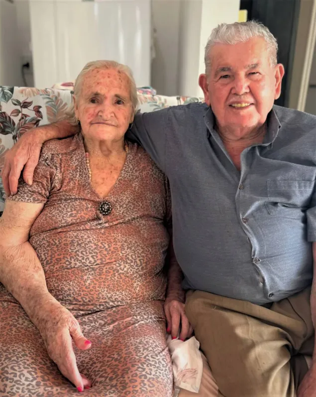 José Perez Fernandes, de 95 anos, e Nair Giacomini Perez, de 92 anos, completaram 71 anos de casamento (Bodas de Zinco) neste início de ano. A comemoração foi em família. O casal tem 10 filhos, 22 netos e 10 bisnetos. "Uma união sempre abençoada e com muito amor. E a família está sempre unida. Eles trabalharam muito na lavoura em Londrina para alimentar e educar seus filhos, ensinando honestidade,  trabalho, religião e amor ao próximo. Deus os presenteou com uma vida longa , feliz e de muitas alegrias”, declara a filha Lourdes, leitora da Coluna.