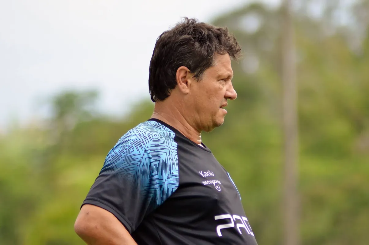 Imagem ilustrativa da imagem Adilson Batista recebe alta e garante presença no jogo contra o Ituano