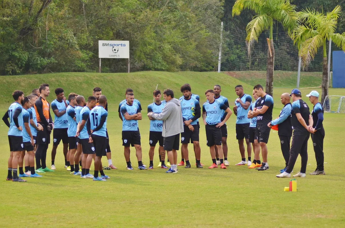 Adilson Batista conversa com jogadores do LEC durante treinamento: "Estamos merecendo o apoio do torcedor"