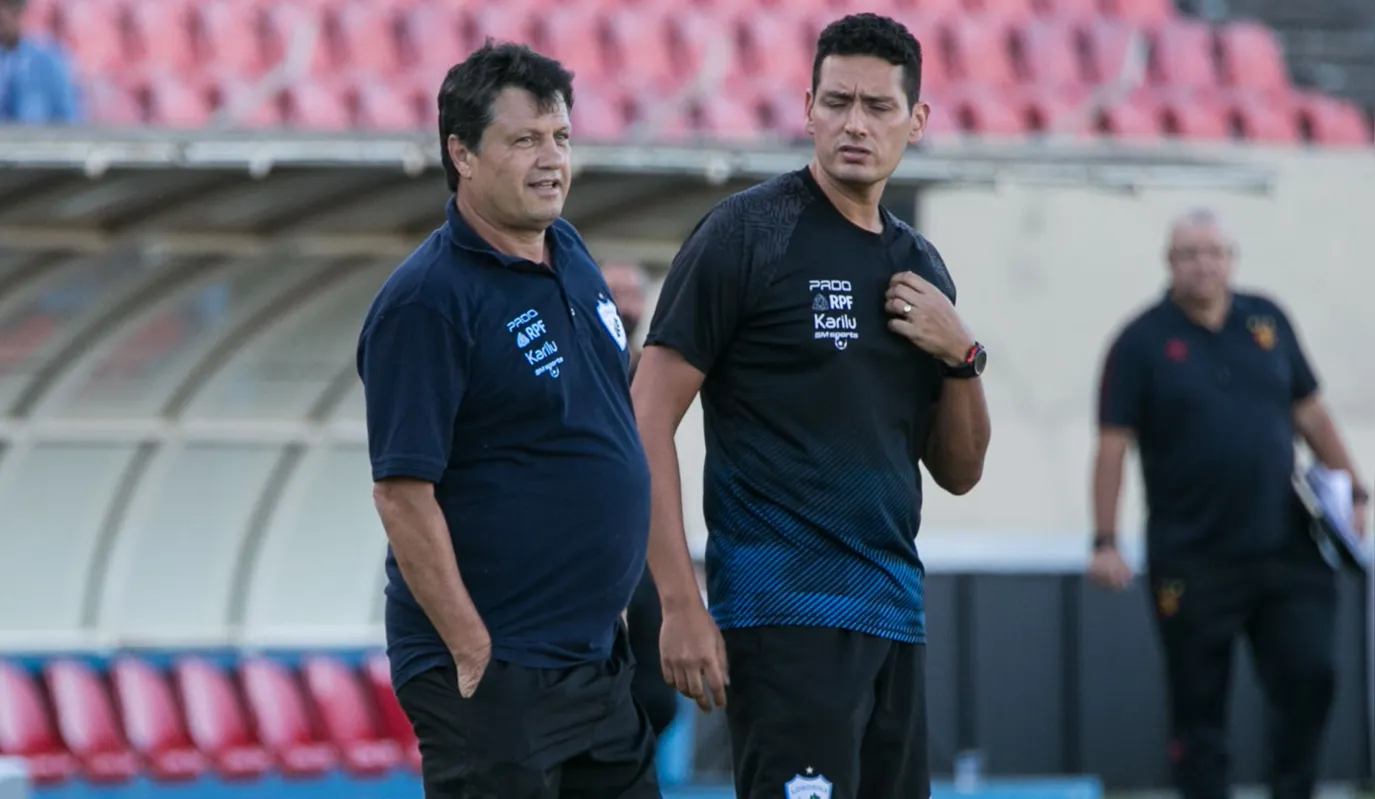 Adilson Batista conversa com Cyro Leães durante vitória sobre o Sport: auxiliar comando o LEC nas duas últimas rodadas da série B