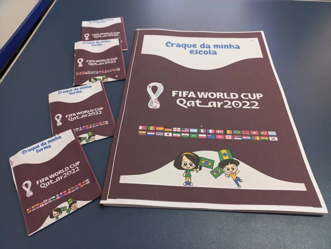 Turma com frequência escolar satisfatória vai premiar alunos com um pacote de figurinhas por semana