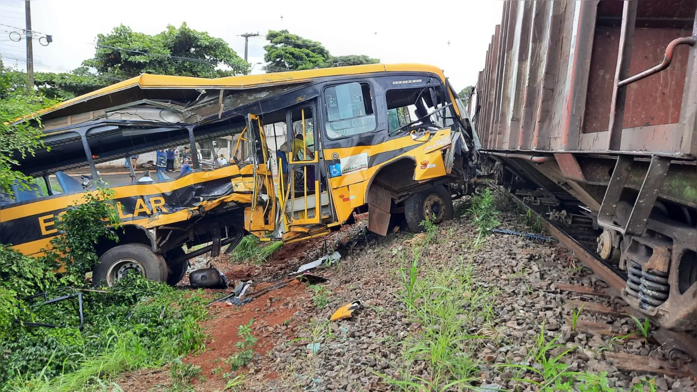 Ônibus escolar ficou destruído após o choque contra um trem no dia 9 de março e Prefeitura de Jandaia do Sul buscar restabelecer transporte para estudantes