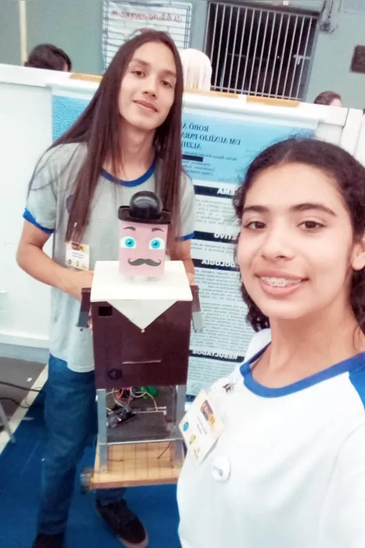 Bianca Antunes Schmidt, de Sertanópolis, criou o Robô Afonso, que auxilia pessoas com Alzheimer