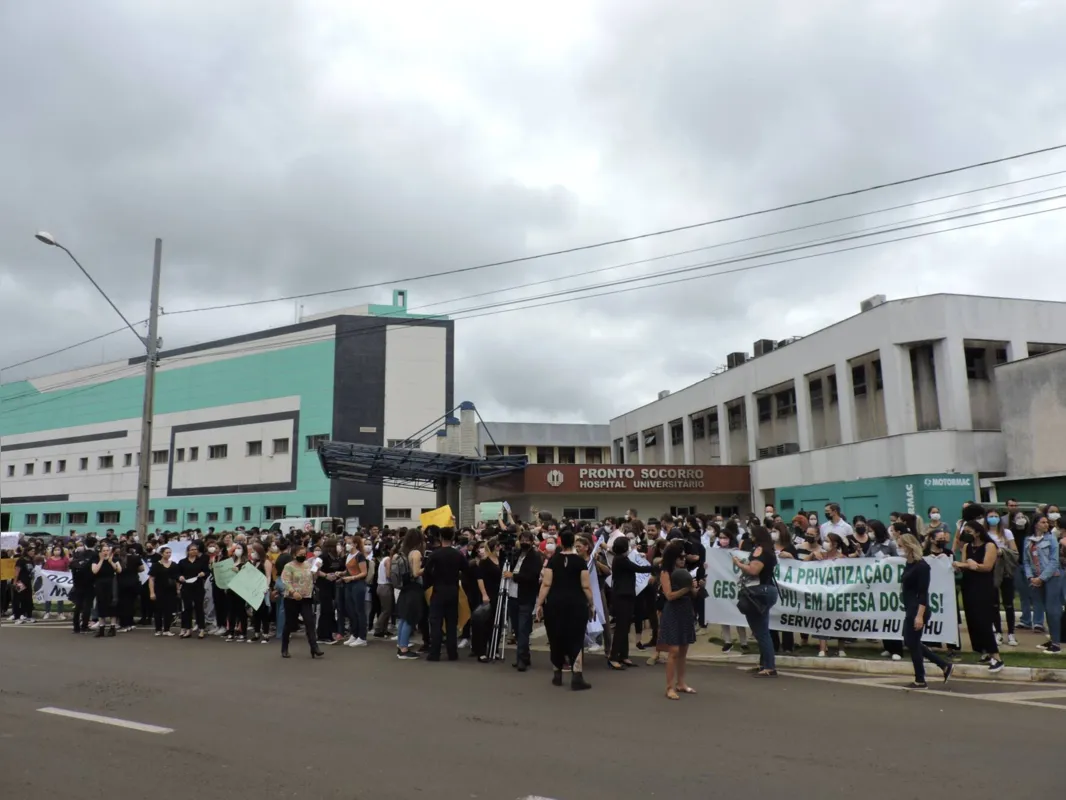 Manifestantes vestiram preto como símbolo de "luto" pela proposta do Estado