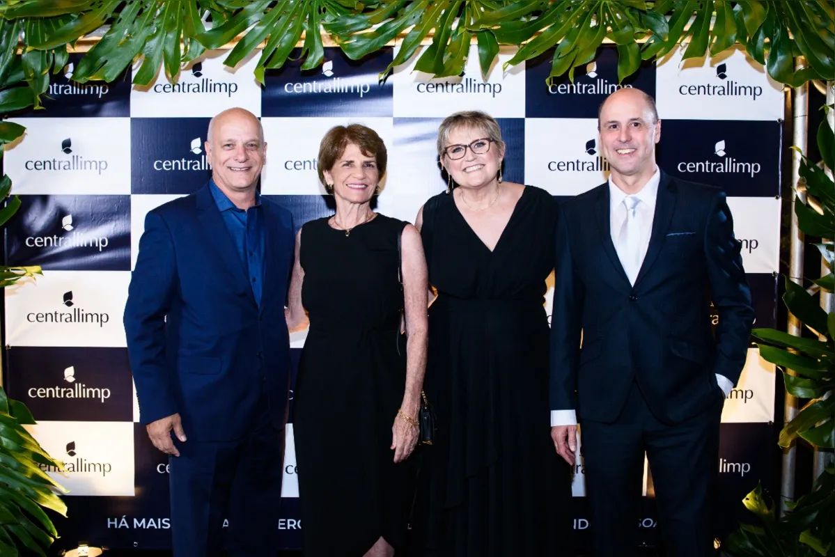 Vera Ramos Antunes com o CEO da Centrallimp, Cleverson Vengrus, e com o casal Helio e Aglae Terzoni.