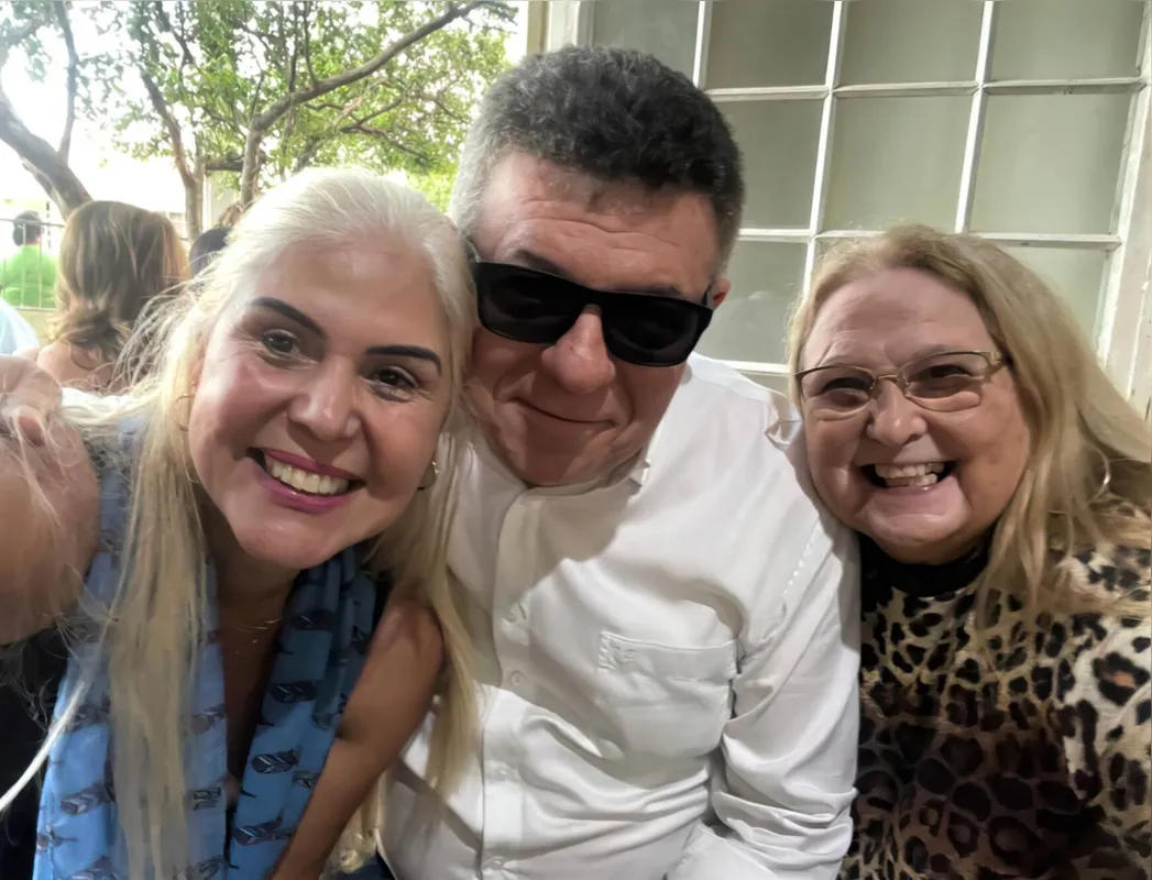 A anfitriã com o advogado Noé Aparecido Costa e Selma Roelis