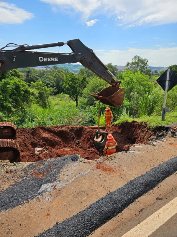 Trabalhadores executam serviço no acostamento danificado: obras devem se estender pelo fim de semana