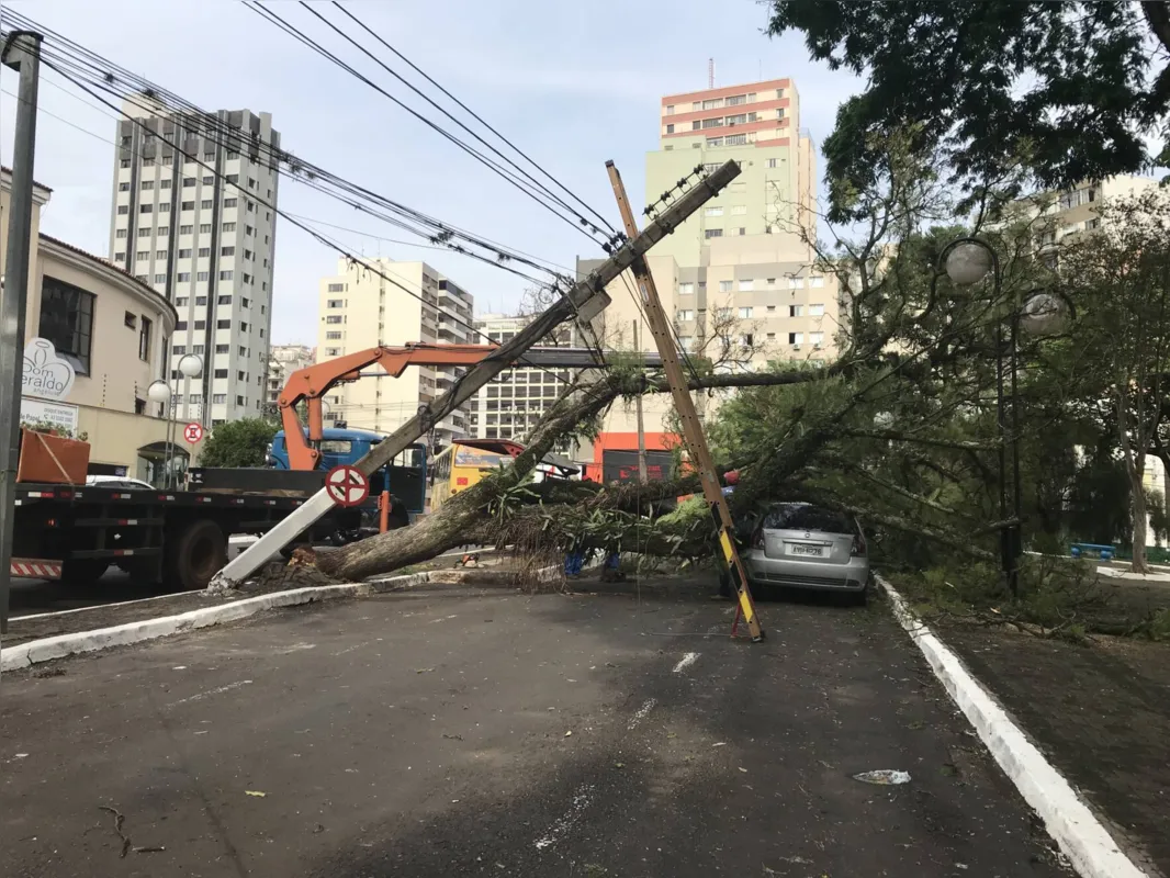 Imagem ilustrativa da imagem Após temporal, imóveis continuam sem luz em Londrina