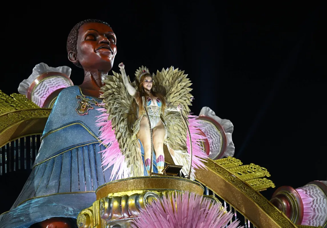 A Viradouro homenageou no seu enredo a primeira escritora negra do Brasil