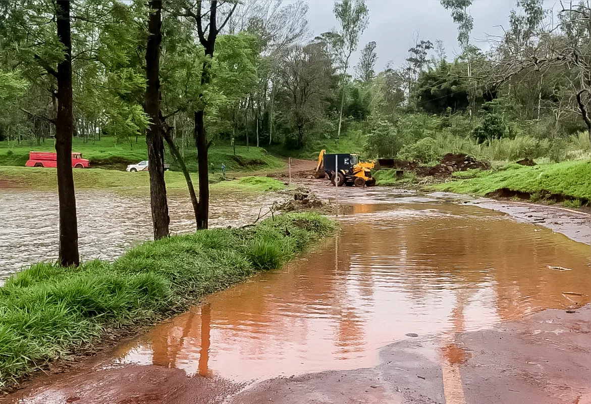 Equipes trabalharam desde às 7 horas da manhã para desobstruir três localidades.