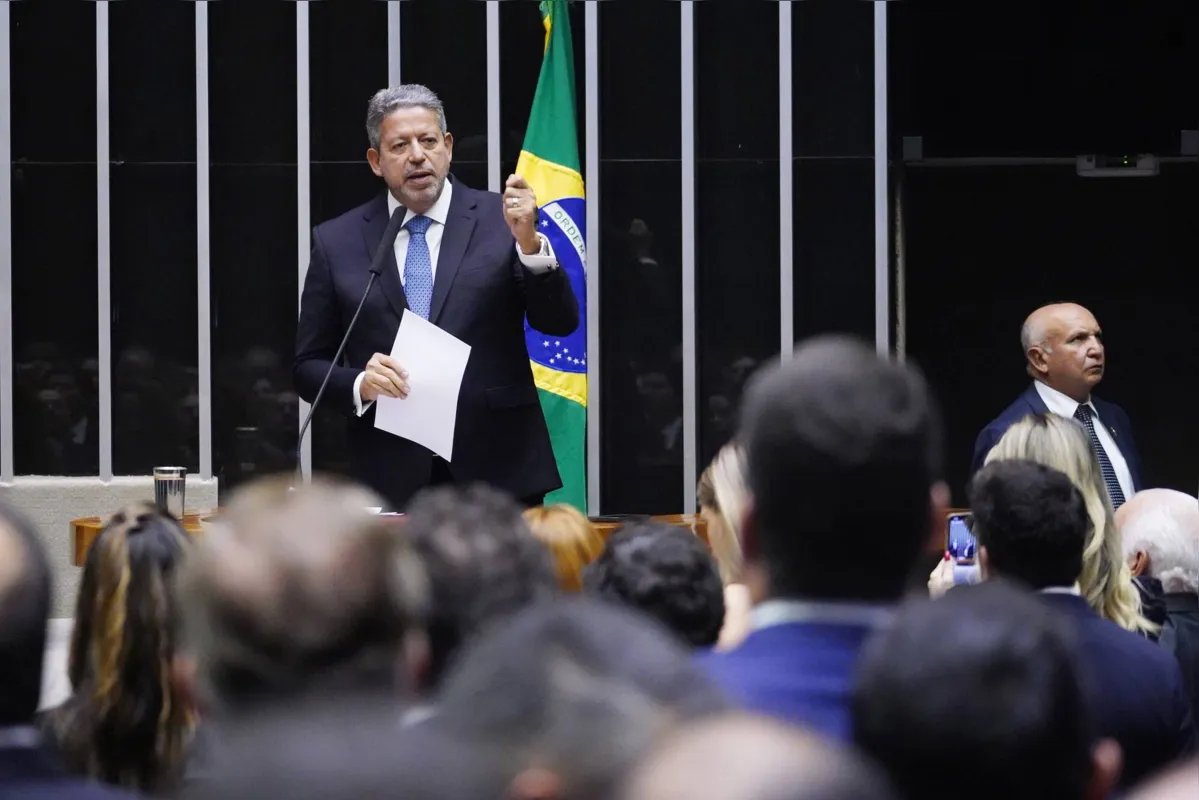 Arthur Lira obteve um amplo arco de apoio, do PL de Jair Bolsonaro ao PT de Luiz Inácio Lula da Silva, que não lançou candidatura concorrente por receio de derrota, já que a esquerda controla apenas cerca de um quarto das cadeiras da Casa