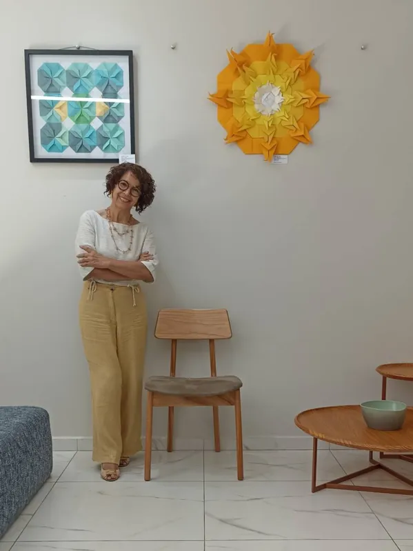 A delicadeza dos papéis ganha identidade nas mãos da origamista