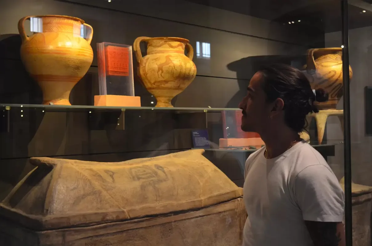 Leto William: artista londrinense participou de exposição no Louvre, um dos museus mais importantes do mundo