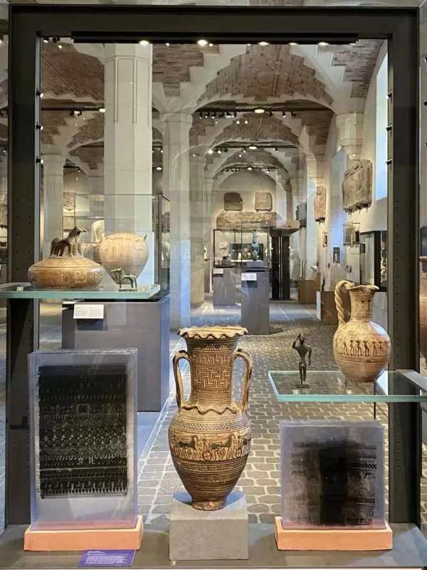 Obras de Leto William  tem  influência da mitologia da Gréci, páis que o artista visitou durante o projeto acadêmico em parceria com o Museu do Louvre