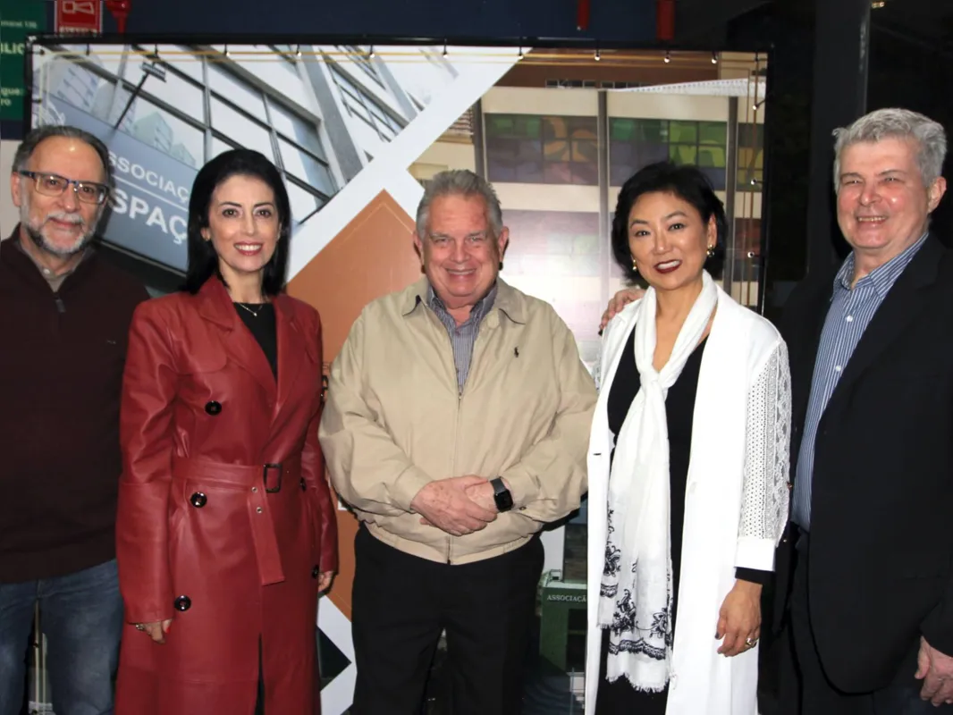 Os médicos Luiz Wanderley Romaniszen, Najat Nabut, Mário Machado, a anfitriã Beatriz Tamura e José Antônio Rocco