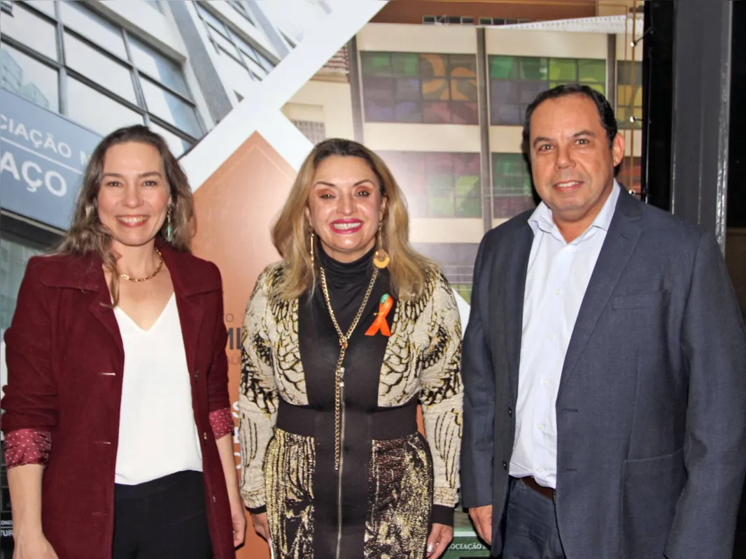 A artista plástica Raquel Carraro, a presidente da Acil, Márcia Manfrin, e o presidente do Sescap Londrina e Região, Euclides Nandes Correia
