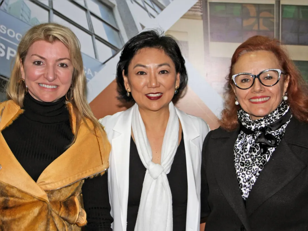 A superintendente, do HU, Vivian Feijó, a presidente da AML, Beatriz Tamura, e Rita de Cássia Domansky, assessora técnica do HU