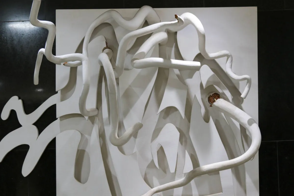 Obra de Frans Kracjberg, feita com galhos, teve pedaços arrancados