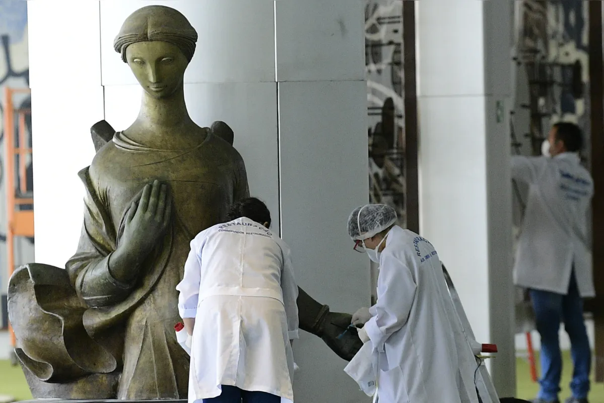Especialistas inspecionam estragos na obra "Anjo", de Alfredo Ceschiatti