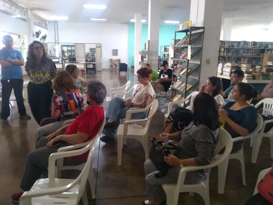 A professora Maria Cecília Guirado, do Depto de Letras da UEL, em palestra sobre García Márquez na Biblioteca Ramal Lipércio Luppi