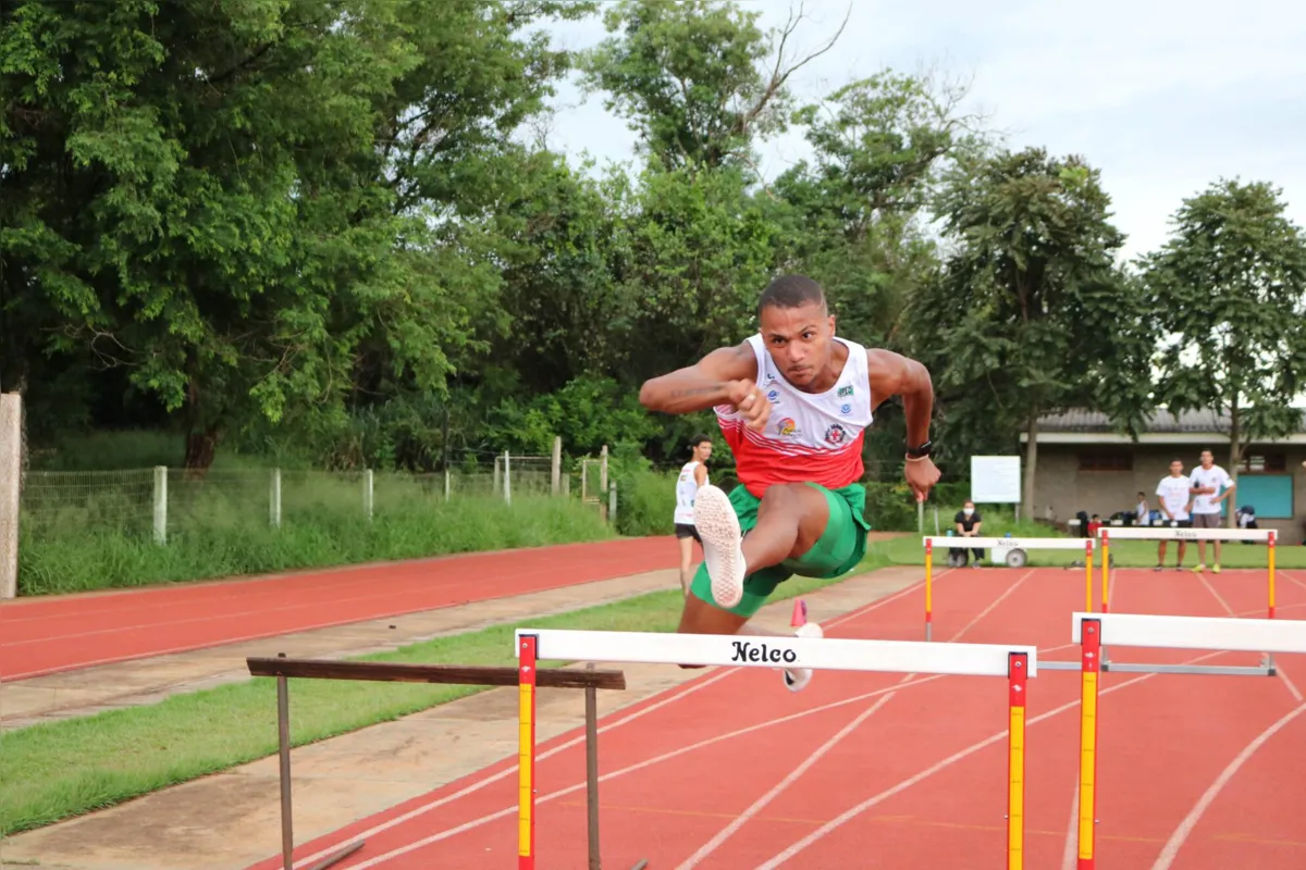 Paulo Henrique Romualdo é um dos principais nomes da nova geração do atletismo brasileiro: 12º no ranking mundial nos 110 metros com barreiras