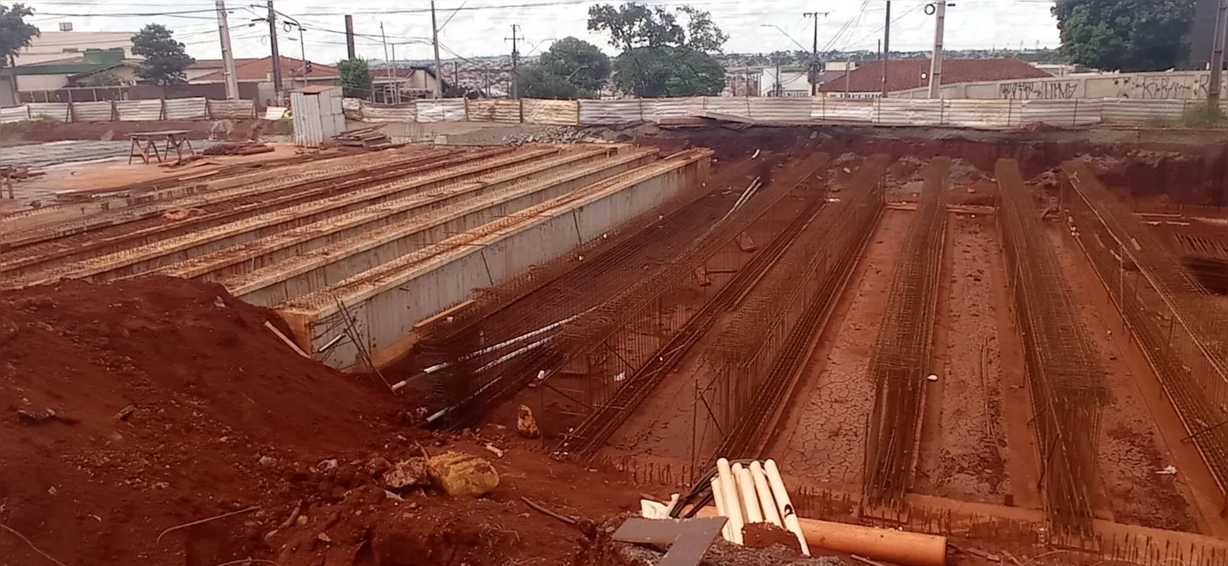 Obra tem provocado transtornos para comerciantes da região
