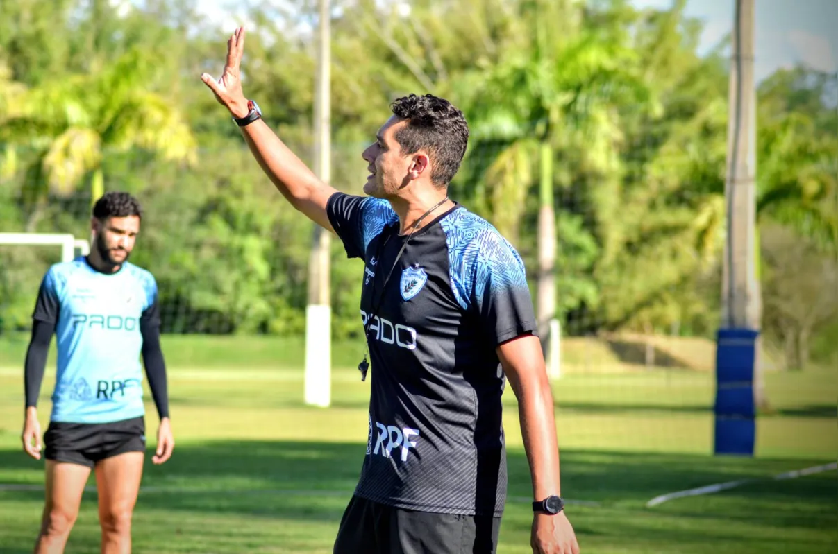 Cyro Leães comanda mais dois treinos no Londrina para definir o time para o jogo de sexta contra o Ituano