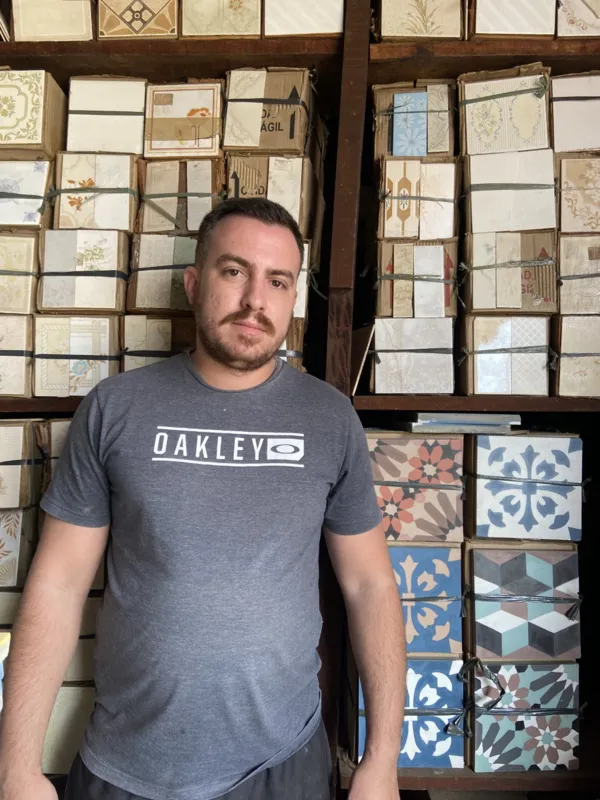 Rafael Lucas, representante da loja Museu dos Azulejos e algumas produções próprias da sua fábrica