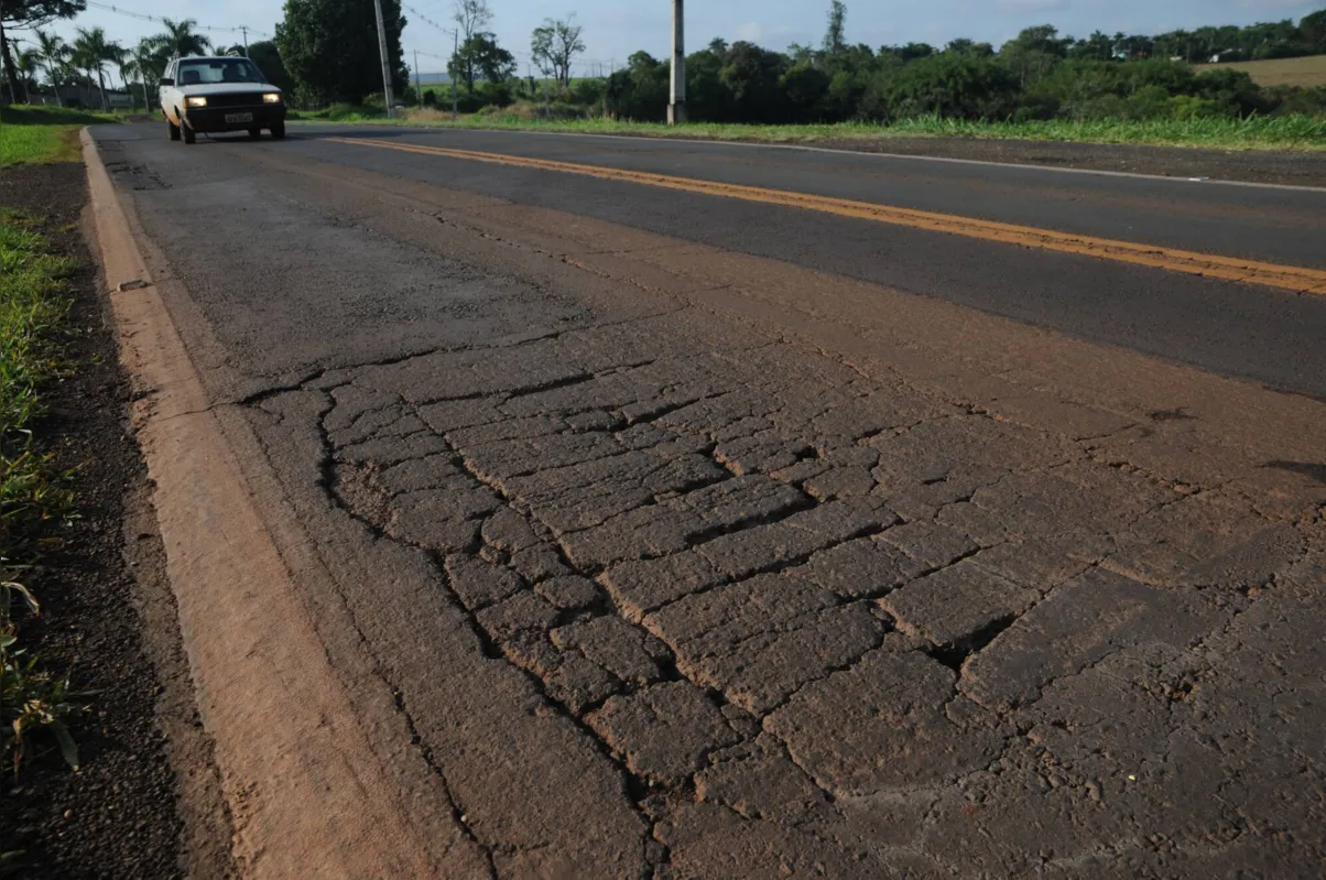 A PR-090 recebe um movimento intenso de caminhões e outros veículos pesados
