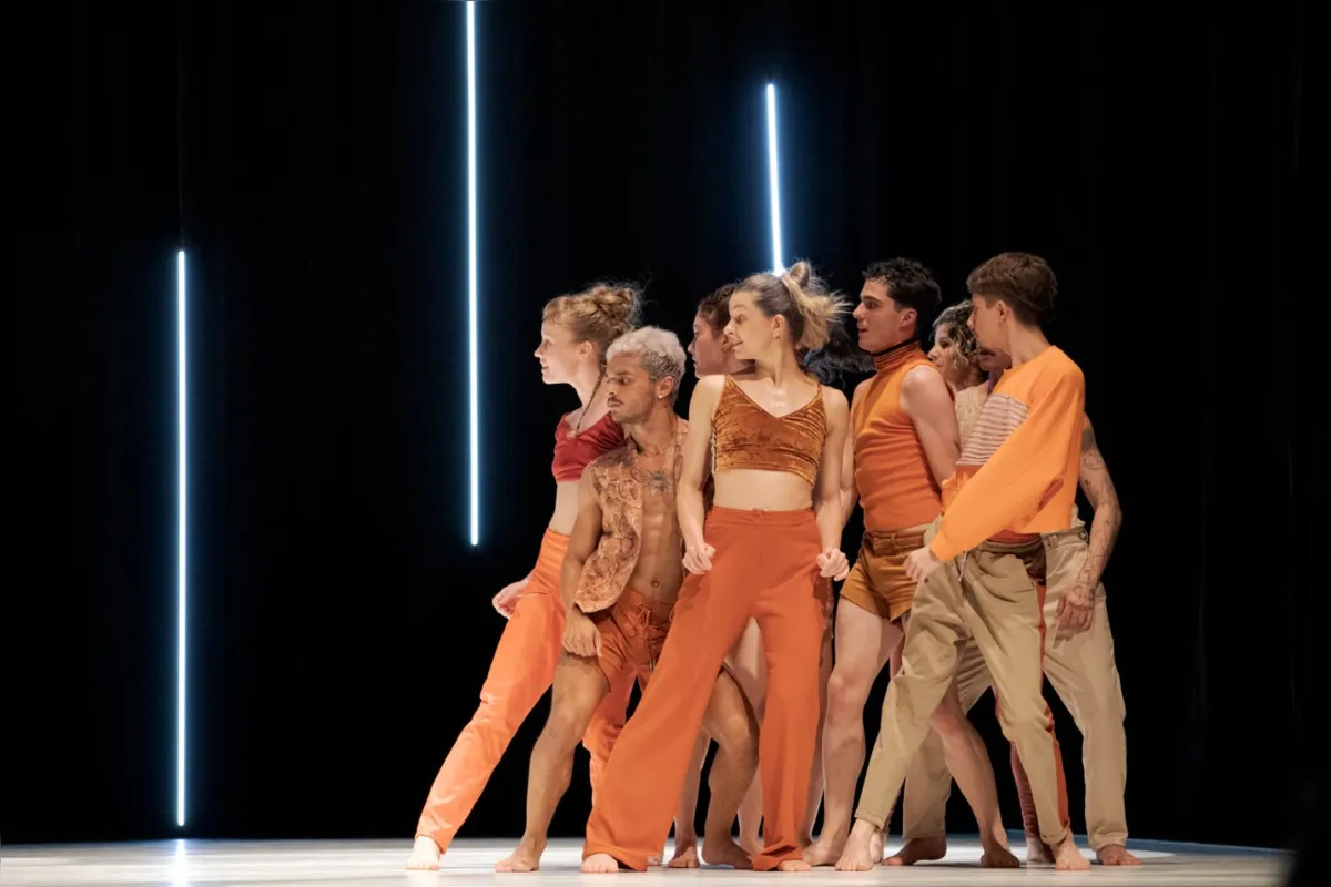 "Bora!", espetáculo coreografado por Henrique Rodovalho, da Quasar Cia de Dança, aboda a fragilidade das relações humanas e a solidão das redes