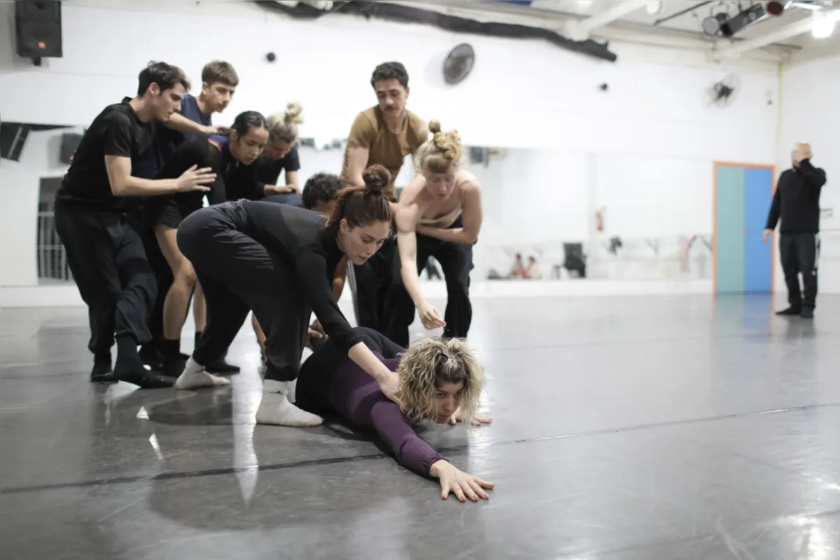 Bailarinos inscritos para a audição deste final de semana, disputam vagas para conquistar espaço no Ballet de Londrina