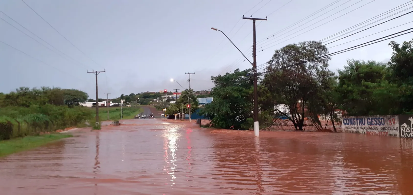 Bandeirantes: com fortes chuvas da madrugada de domingo (12), bairros sofreram alagamentos e moradores da zona rural estão isolados