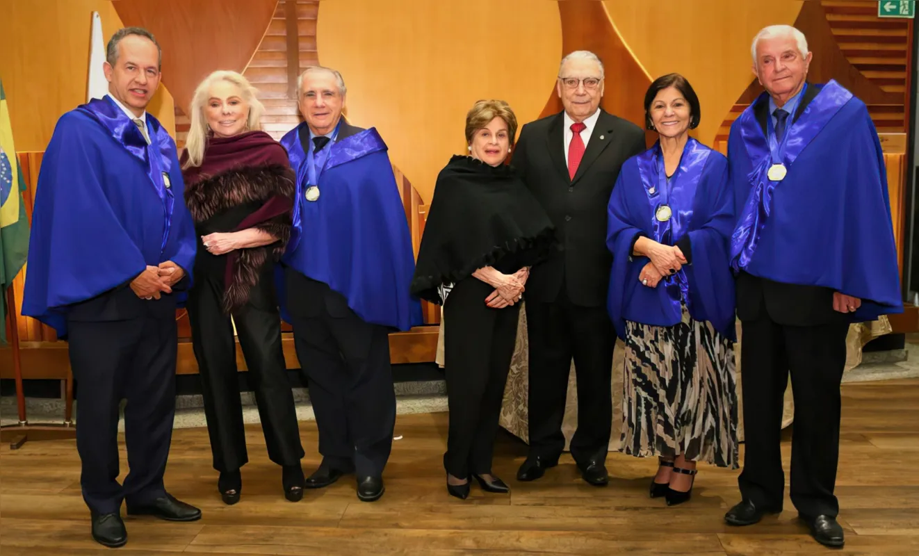 O governador rotariano Jorge Agudelo, Marilene Rocha e José Pedro da Rocha Neto (também membro da Academia Brasileira de Letras Rotárias) Irani Gonçalves e Gerson Gonçalves, com Irma Sueli Oricolli e Rubens Costa Monteiro, presidente da Abrol-PR