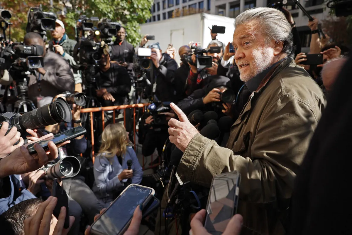 Criador do podcast "War Room" e ex-chefe do portal de ultradireita Breitbart News, Bannon é tido como um dos responsáveis pela vitória de Donald Trump para a Presidência em 2016.