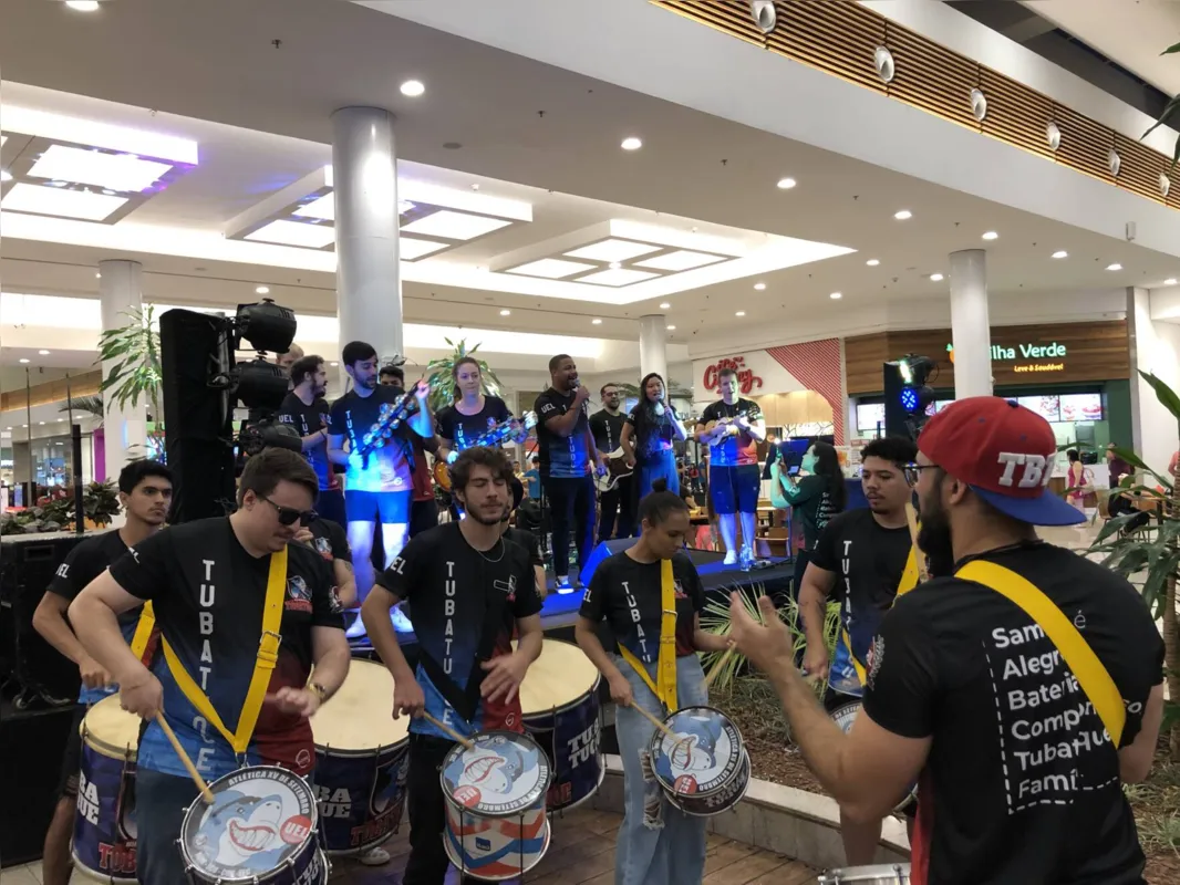 Tubatuque: bateria formada por universitários esquentou o pré-carnaval no shopping neste domingo