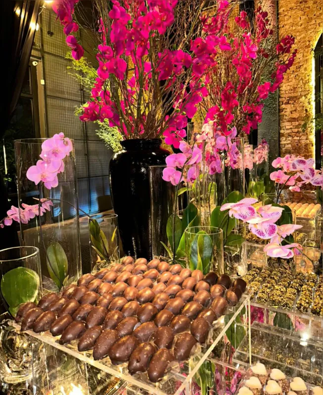 Detalhe dos bombons de  morango com chocolate meio amargo da mesa de doces  Cake By Mili, no aniversário da doutora Anacélia. A doceria de Londrina vem sendo muito solicitada para recepções e comemorações na cidade.