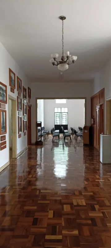 Espaço do andar superior com o piso revitalizado
