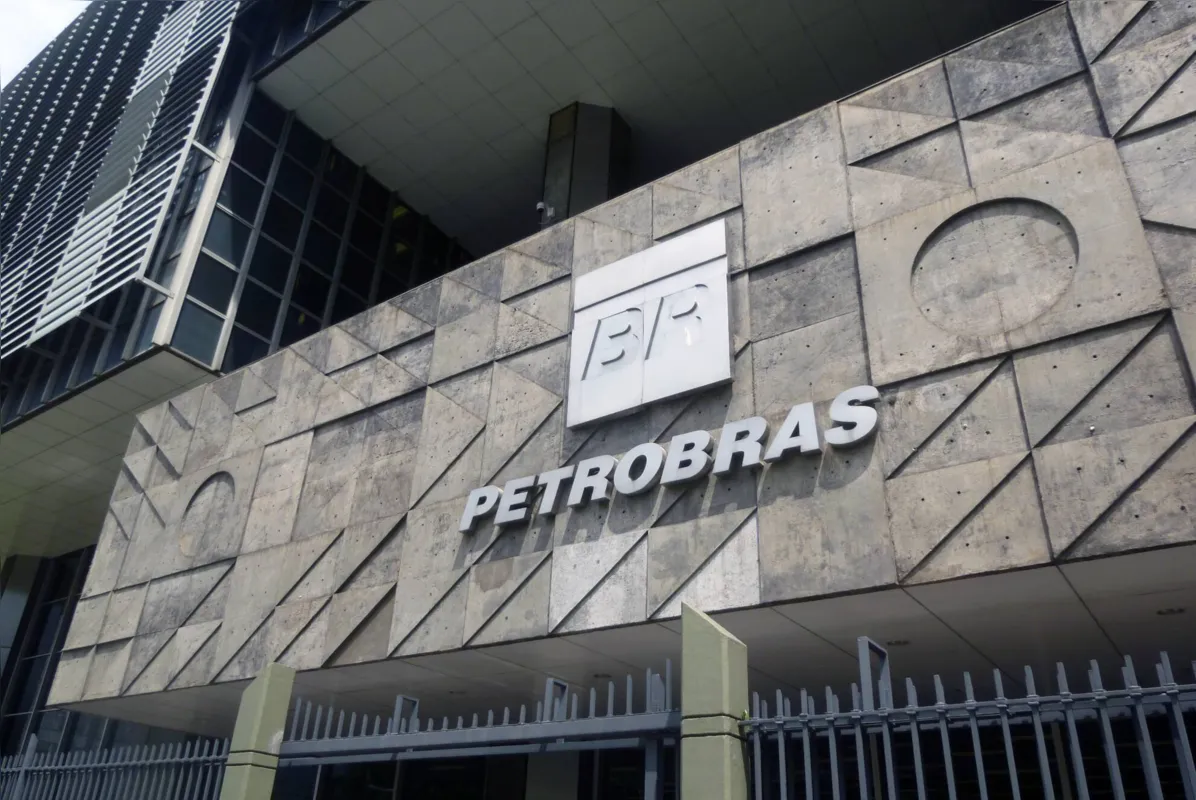 Imagem ilustrativa da imagem Bolsa cai 2% com tombo da Petrobras e temor de juros nos EUA