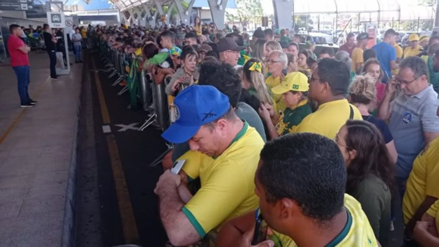 Imagem ilustrativa da imagem Bolsonaro é recepcionado por multidão em Londrina